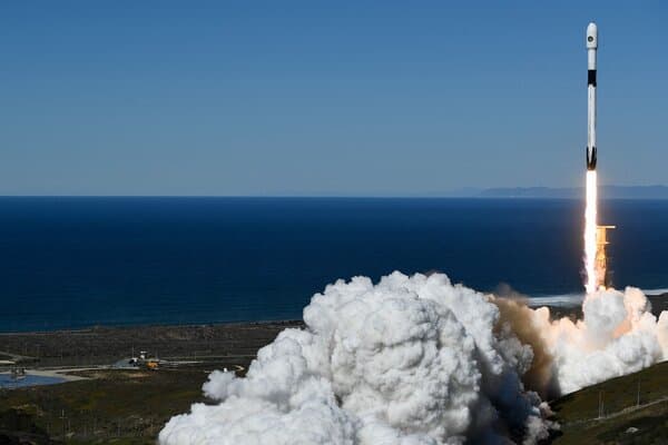 Elon Musk’s SpaceX, Already a Leader in Satellites, Gets Into the Spy Game