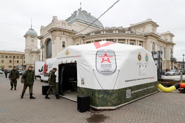 Russia Showers Cash on Men Enlisting in Ukraine War, Bringing Prosperity to Some Towns