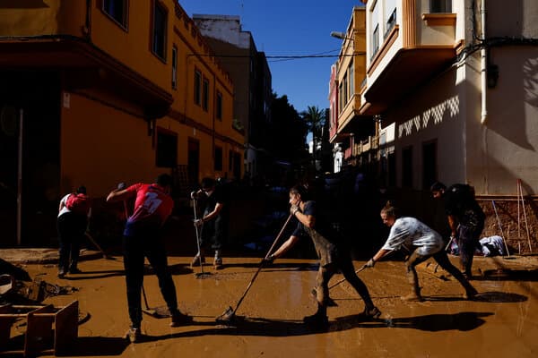 After Spain’s Floods, a Surge of Volunteers, and of Rage